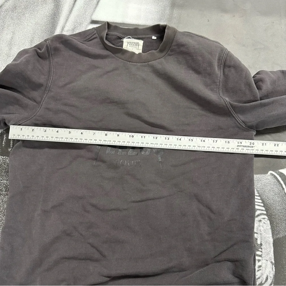 Yeezys black on black sz small tour crewneck sweatshirt  A16